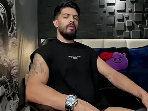 DannSaenz online show from January 25, 1:32 am