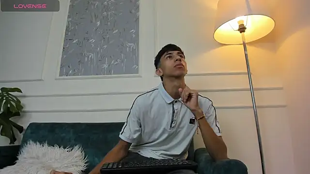 Snapshot of Lucian_Davi chatting on February 3, 12:14 pm Lucian Davi online show from February 3, 12:14 pm