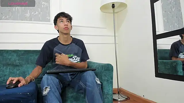 Snapshot of Lucian_Davi chatting on December 23, 3:23 pm Lucian Davi online show from December 23, 3:23 pm