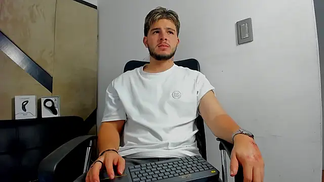 Snapshot of danielclarton1 chatting on September 9, 2:22 am danielclarton1 online show from September 9, 2:22 am