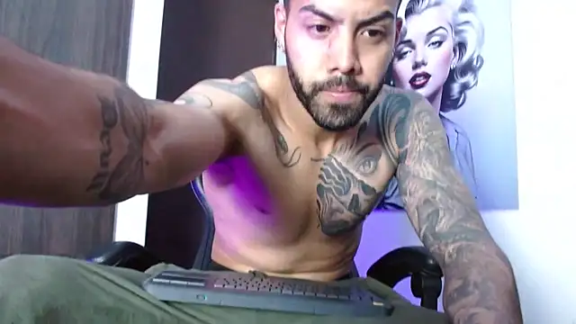 Snapshot of Hendry_ chatting on October 13, 2:28 am Hendry online show from October 13, 2:28 am