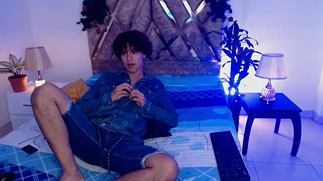 Snapshot of nickolas_moon chatting on December 16, 1:43 pm nickolas moon online show from December 16, 1:43 pm