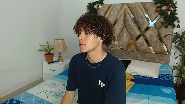 Snapshot of nickolas_moon chatting on December 15, 10:15 pm nickolas moon online show from December 15, 10:15 pm