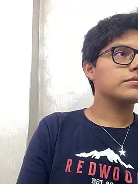 Snapshot of YouMikolins chatting on March 16, 12:56 am YouMikolins online show from March 16, 12:56 am