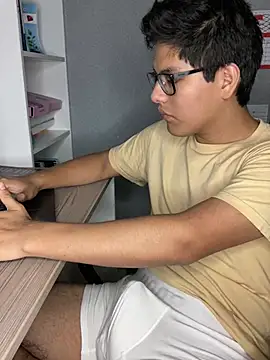 Snapshot of YouMikolins chatting on March 1, 5:27 pm YouMikolins online show from March 1, 5:27 pm