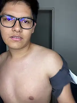 Snapshot of YouMikolins chatting on February 27, 11:48 pm YouMikolins online show from February 27, 11:48 pm