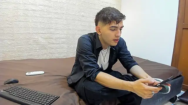 Snapshot of DiegoRogue_ chatting on December 18, 1:12 pm DiegoRogue online show from December 18, 1:12 pm