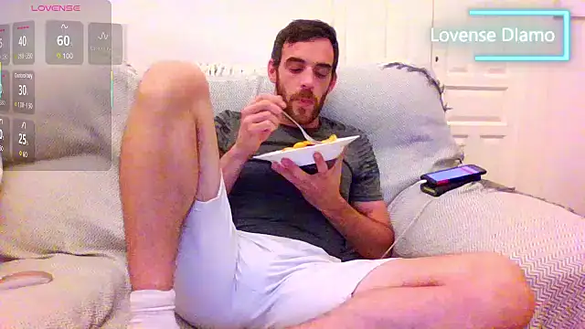 Snapshot of _NakedChef_ chatting on October 8, 10:03 pm NakedChef online show from October 8, 10:03 pm