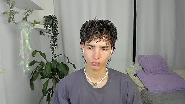 santy-kitty online show from December 16, 2:18 am