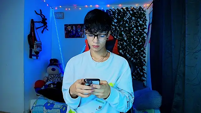 Snapshot of twink_sebas_ chatting on February 16, 4:20 am twink sebas online show from February 16, 4:20 am