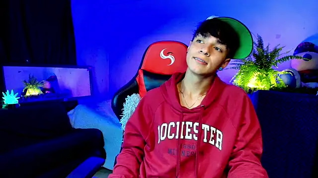 Snapshot of twink_sebas_ chatting on October 10, 12:48 am twink sebas online show from October 10, 12:48 am