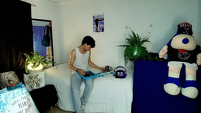 Snapshot of twink_sebas_ chatting on October 17, 3:21 am twink sebas online show from October 17, 3:21 am
