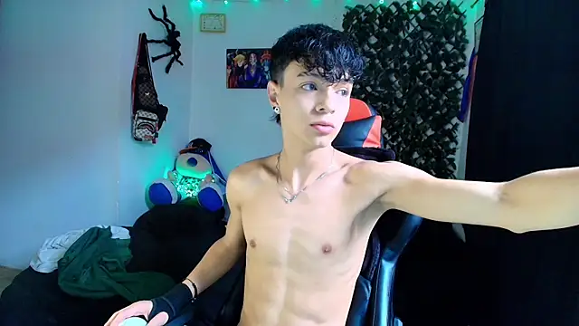 Snapshot of twink_sebas_ chatting on February 9, 3:34 pm twink sebas online show from February 9, 3:34 pm