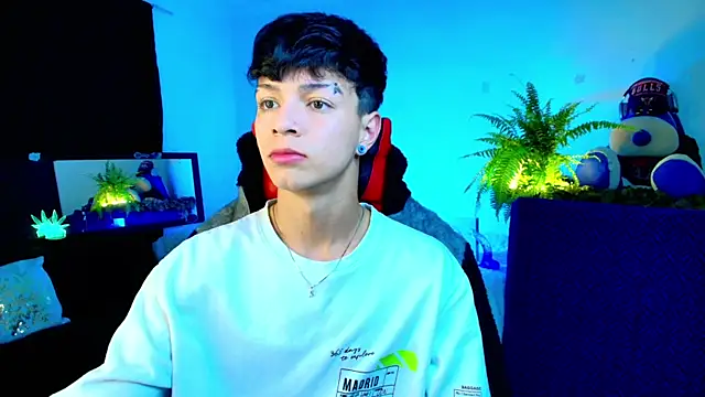 Snapshot of twink_sebas_ chatting on October 8, 5:01 am twink sebas online show from October 8, 5:01 am