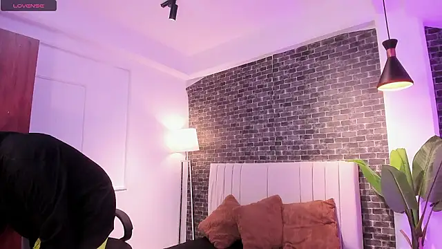 Dantesuarez28 online show from February 8, 9:15 am