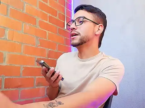 Snapshot of Leandro_valenzuela chatting on October 4, 8:13 pm Leandro valenzuela online show from October 4, 8:13 pm
