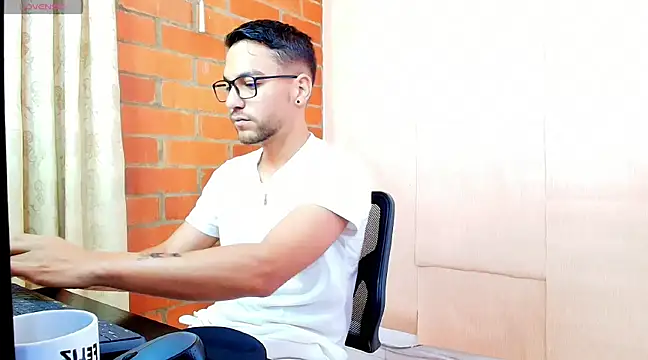 Snapshot of Leandro_valenzuela chatting on March 11, 2:40 pm Leandro valenzuela online show from March 11, 2:40 pm