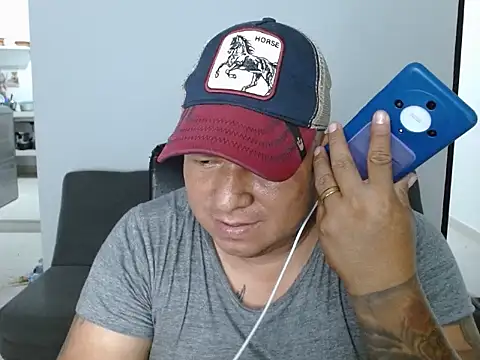 Snapshot of siatodo02 chatting on January 11, 3:55 am siatodo02 online show from January 11, 3:55 am