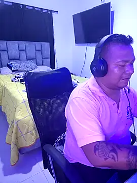 Snapshot of siatodo02 chatting on January 4, 2:25 am siatodo02 online show from January 4, 2:25 am