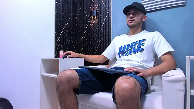 Liam crox online show from December 17, 7:48 pm