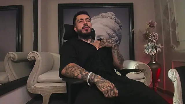 Snapshot of LeoSalvatore_ chatting on December 4, 7:45 pm LeoSalvatore  online show from December 4, 7:45 pm