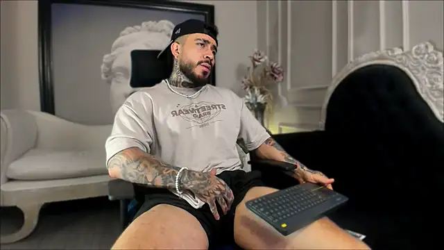 Snapshot of LeoSalvatore_ chatting on December 12, 8:21 pm LeoSalvatore  online show from December 12, 8:21 pm