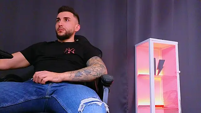 MightyAaron66 online show from December 6, 2:49 pm