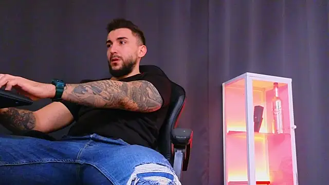 MightyAaron66 online show from December 17, 8:01 am