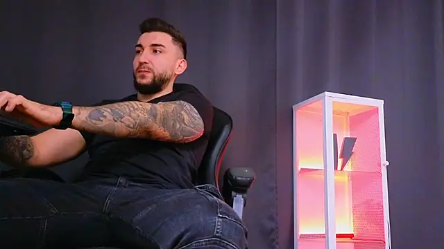 MightyAaron66 online show from December 9, 7:39 am