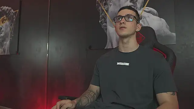 JacksonOlsenn online show from November 10, 8:36 pm