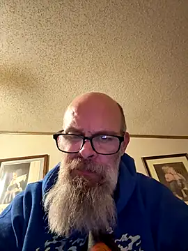 KlutzyWonder4 online show from December 15, 5:26 am