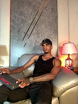 AaronCruz  online show from November 18, 8:45 pm