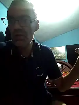 hugosafado333 online show from March 22, 5:39 am