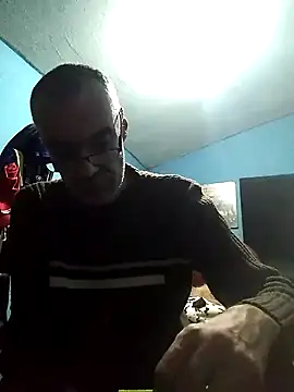 hugosafado333 online show from December 21, 7:35 am