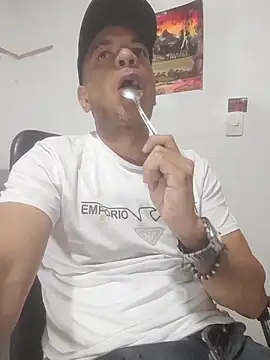 latinmartin73 online show from December 2, 11:21 pm