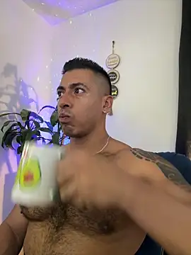 Snapshot of aaroncolombia chatting on September 13, 12:17 pm aaroncolombia online show from September 13, 12:17 pm