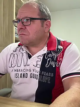 coupleLatinaLovers online show from December 5, 7:04 am