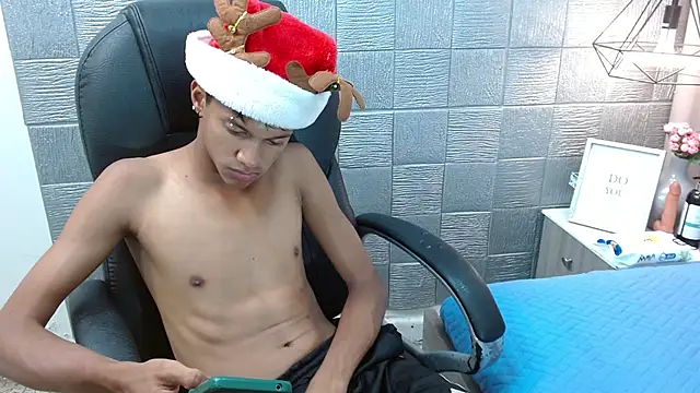 Snapshot of loistwink_ chatting on December 8, 4:14 am loistwink online show from December 8, 4:14 am