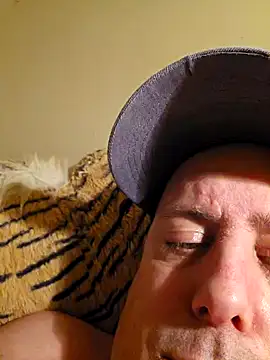 Snapshot of HeteroHotGuy1 chatting on February 3, 12:36 am HeteroHotGuy1 online show from February 3, 12:36 am