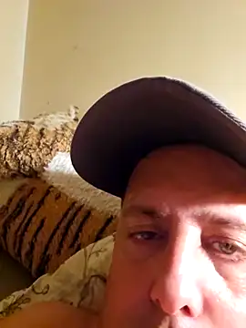 Snapshot of HeteroHotGuy1 chatting on September 24, 7:01 pm HeteroHotGuy1 online show from September 24, 7:01 pm