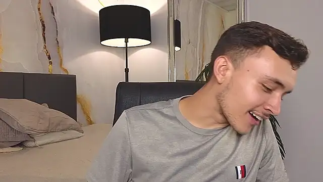 Desmon Clark online show from December 3, 9:01 pm