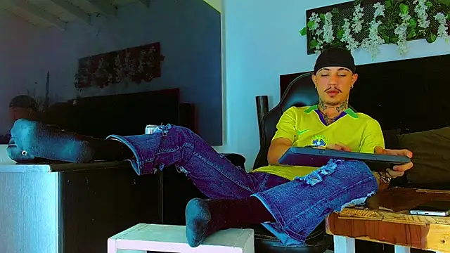 HannibalLester online show from April 23, 5:01 am