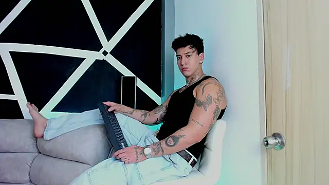 JUSTIN FULLER1 online show from November 1, 7:29 pm