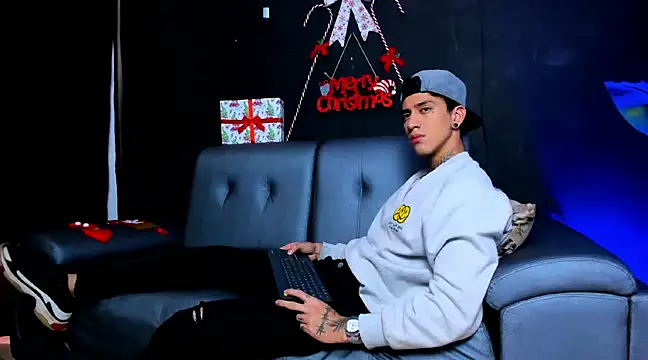 JUSTIN FULLER1 online show from December 12, 2:55 pm