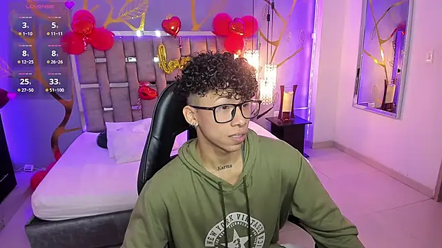 Snapshot of AkazaBoy_ chatting on February 7, 4:16 am AkazaBoy online show from February 7, 4:16 am