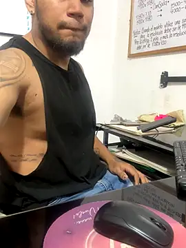 Snapshot of Aaron_Hunter_ chatting on October 7, 12:37 am Aaron Hunter online show from October 7, 12:37 am