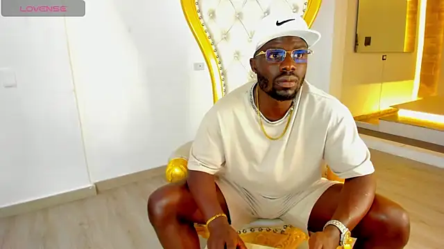 Latrellx7 online show from February 18, 11:44 am