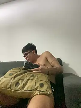 Snapshot of LCarreraa chatting on March 4, 2:27 am LCarreraa online show from March 4, 2:27 am