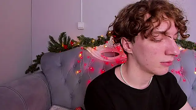 Snapshot of TrevorBenson chatting on December 20, 7:17 pm TrevorBenson online show from December 20, 7:17 pm