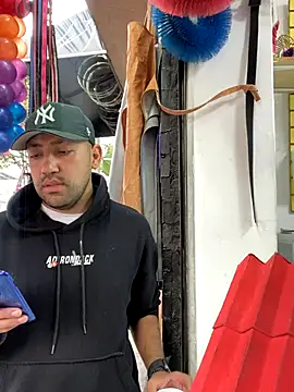 JuanZapata33 online show from November 4, 9:38 pm